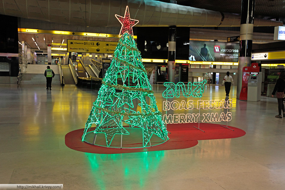 Аэропорт Лиссабона в сочельник. Красная пятиконечная звезда на елке.