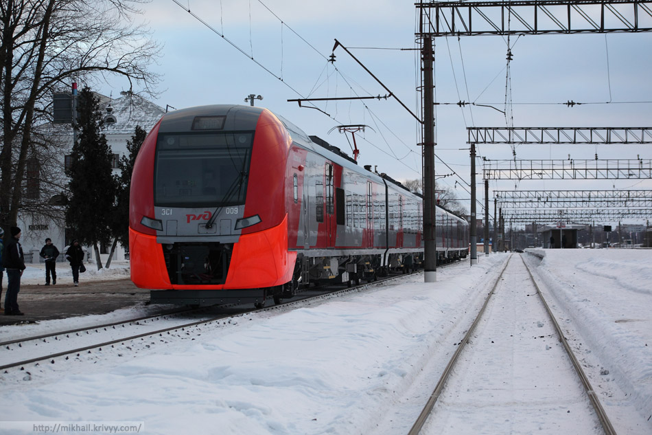 ЭС1-009 "Ласточка" на вокзале Великого Новгорода.
