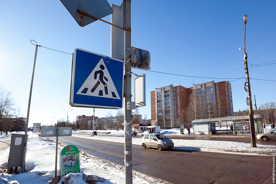 Перекресток улиц Ломоносова и Зелинского. Картина та же.