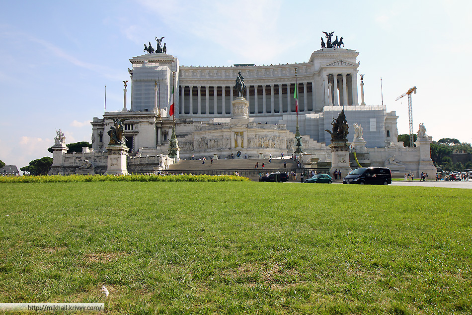 Витториано  (Monumento nazionale a Vittorio Emanuele II) - то что меня впечатлило больше всего. Настоящий имперский дворец. Вспомнаются звездные войны и почему то так и не появившися на свет Доврец Советов (1)