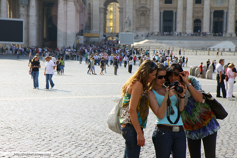 Площадь Святого Петра в Ватикане. Повсюду люди. Постоянно кто-то лезет в кадр. Нужно было запастись недюжинным терпением, чтобы дождаться пока эти три дамы перестанут портить нам фотографии :)