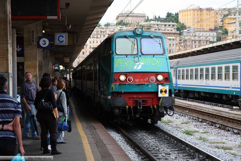 Региональный поезд прибывает на станции Genove Brignole