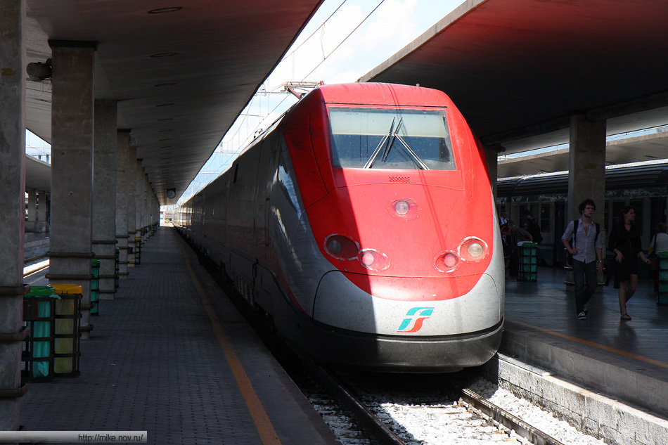 Скорый поезд на вокзале Флоренции