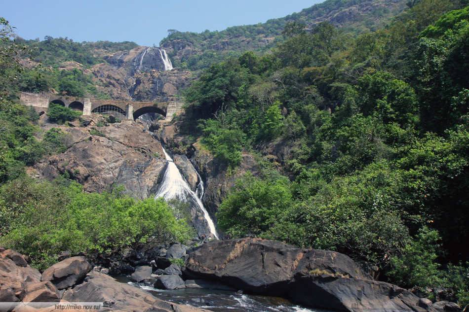 Панорама водопада Дудсагар (Гоа, Индия)