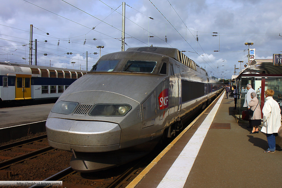 TGV на Париж на вокзале городка Ланс (Lens)
