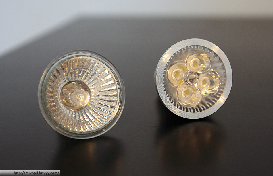 Справа - GU10 4-LED 360-Lumen 3500K Warm White Light Bulb (85~265V AC), слева - галогенка Ikea 35 ватт.