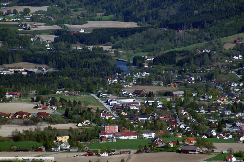 Вид с горы Шинан (Skinan) на городок Бё (Bø).