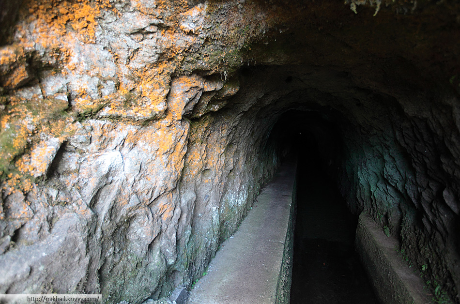 Свет в конце тоннеля все-таки виден. Этот тоннель относительно небольшой - 550 метров. На Мадейре есть акведуки с тоннелями длинной более 2.5 км.
