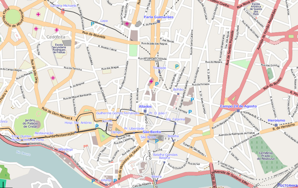 Карта Порту. Параллельных и перпендикулярных улиц тут просто нет. (Источник: OpenStreeMap)