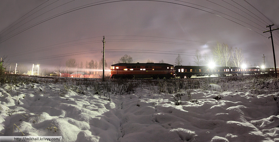 Тепловоз ТЭП70-139 с поездом Львов - Санкт-Петербург, вокзал города Сольцы. 2:13, стоянка 2 минуты.