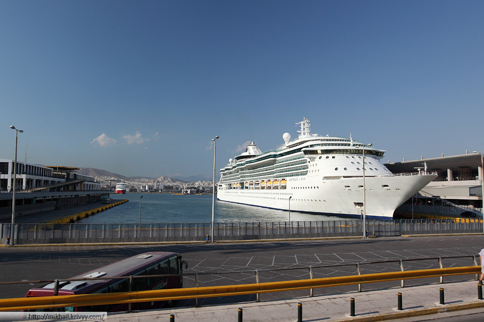 Пирей - морской порт Афин. Больше количество круизных кораблей и активное регулярное сообщение с островами.