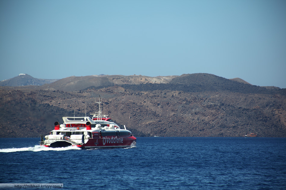 Hellenic Seaways Flyingcat 4 на фоне острова Палеа-Камени.