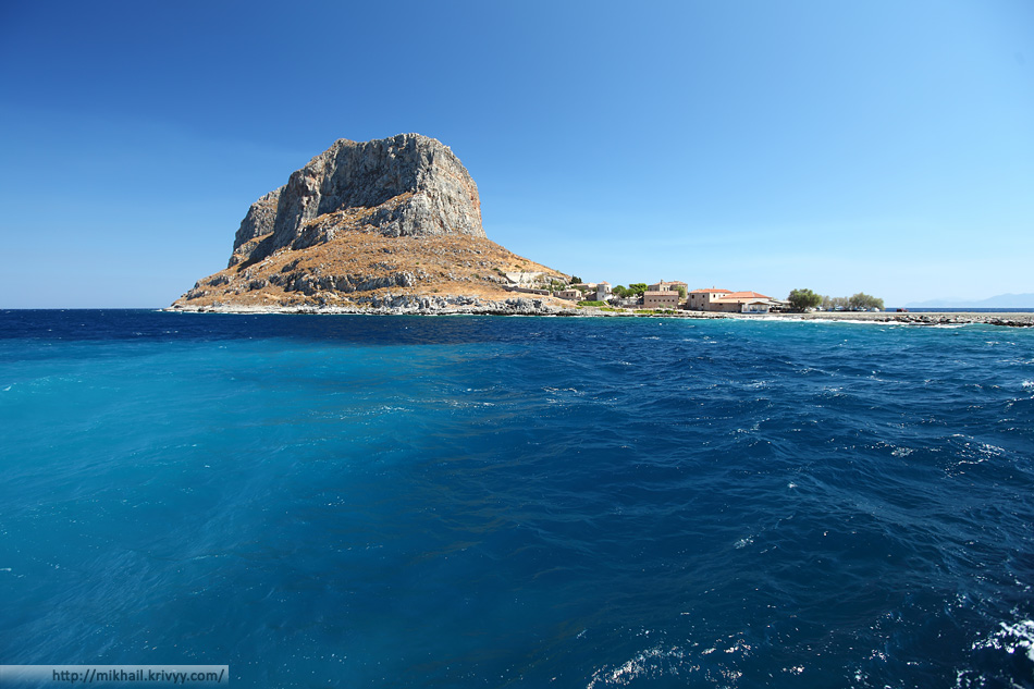 Монемвасия (Monemvasia), Греция. Вид на остров с материка.