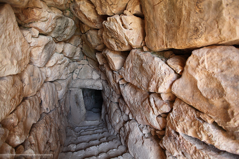 Вход к подземному хранилищу воды. Микенский акрополь.