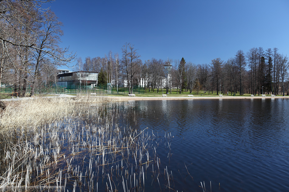 Озеро Пюхаярве. Виден корпус с бассейном одноименной гостиницы.