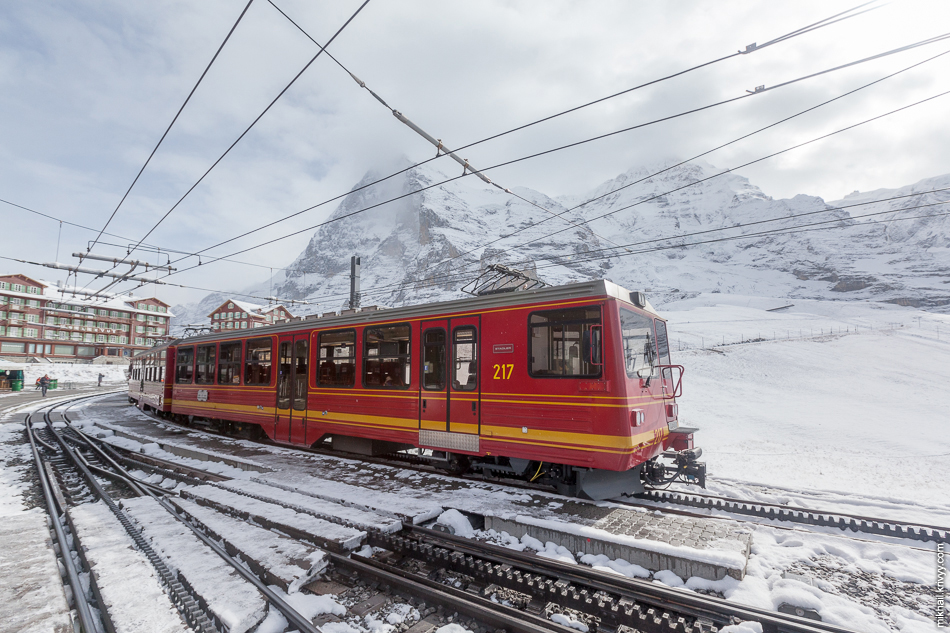 Станция Клайне-Шайдег (Kleine Scheidegg). Поезд железной дороги Юнгфрау (Jungfraubahn) следующий до Юнгфрауйох (Jungfraujoch).