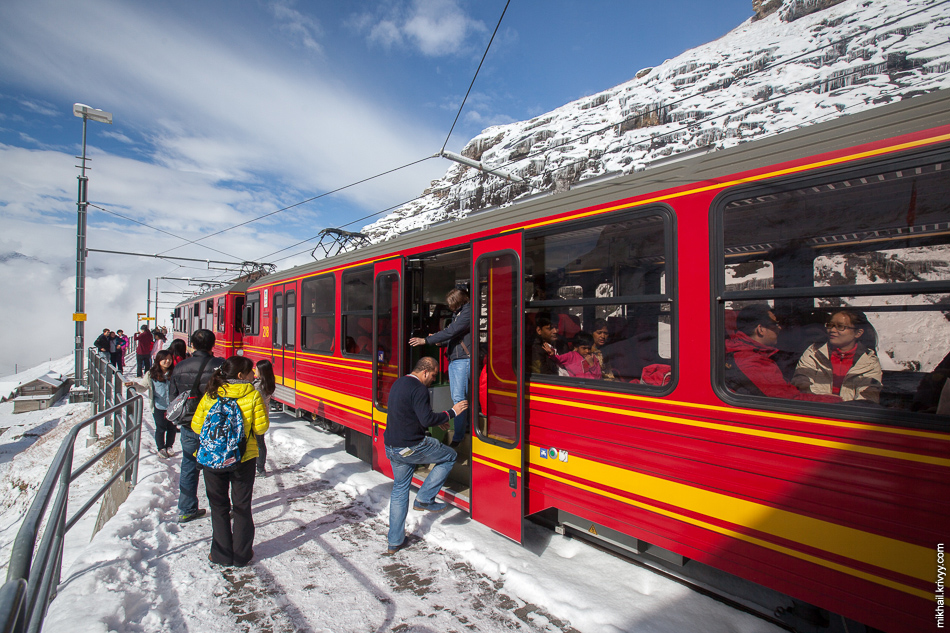 Перед въездом в тоннель, поезд останавливается на станции Айгерглетчер (Eigergletscher). Тут есть примерно 5 минут чтобы сделать несколько фотографий с высоты 2320 метров.