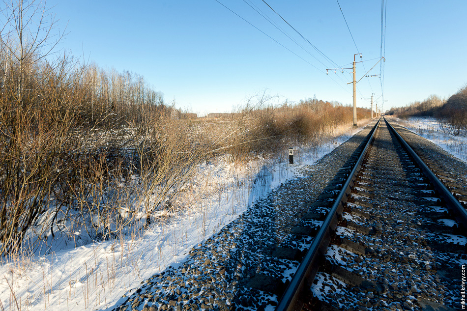 Параллельно М10, в 400 метрах, проходит железная дорога Новгород - Чудово. Сразу за ней уже вырублена просека под СПАД Москва - Санкт-Петербург. Ширина просеки, на глаз, около 150 метров.