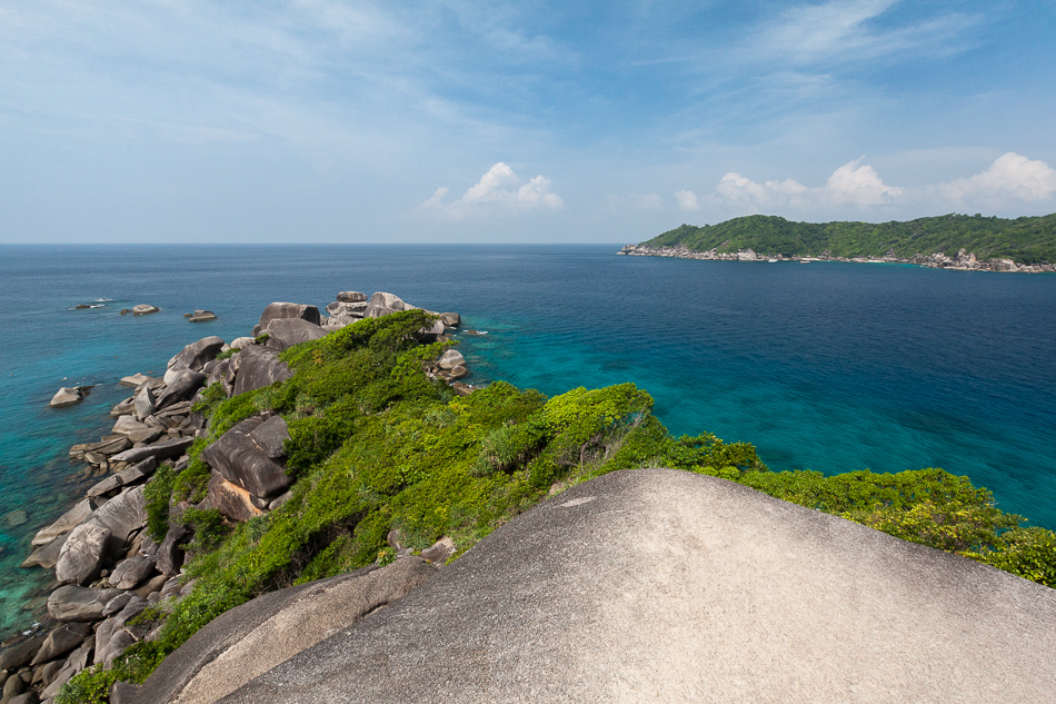 Вид на остров Бангу (Ko Bangu) с острова Симилан (Koh Similan). Симиланские острова, Таиланд.