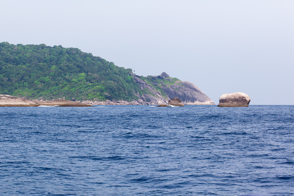"Elephant Head Rock" на фоне острова Симилан. Говорят, именно там самое интересное место под водой.