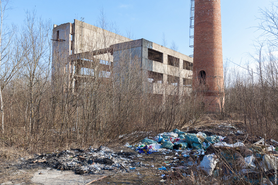Заброшенное здание котельной и два пожарных водоема - все что осталось от "гражданского аэропорта Кречевицы" .