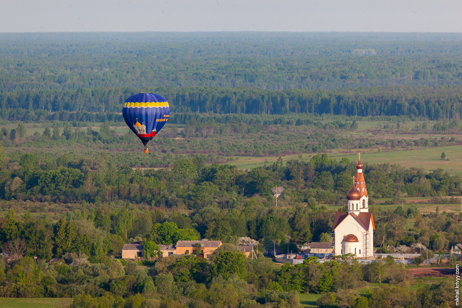 Воздушный шар "Великий Новгород" и Строящийся Cобор Иоанну Богослову в Нагово.