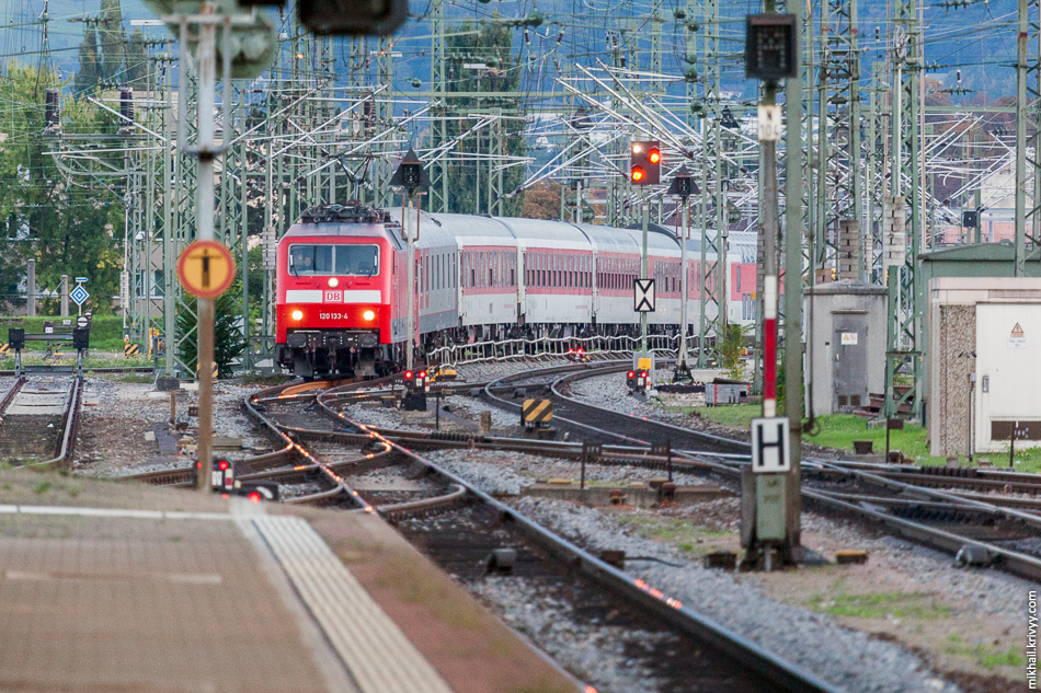 На самом деле поезд на Москву, это один вагон в составе Базель - Копенгаген. На фото он сразу за локомотивом.
