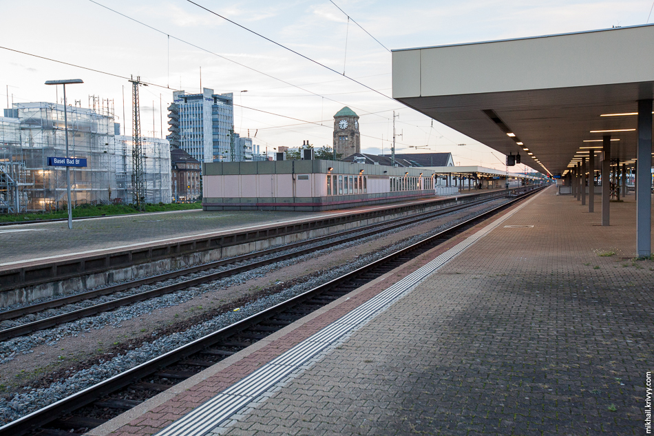 Платформы на вокзале Базель Б.Б. Островок Германии на Швейцарской земле.