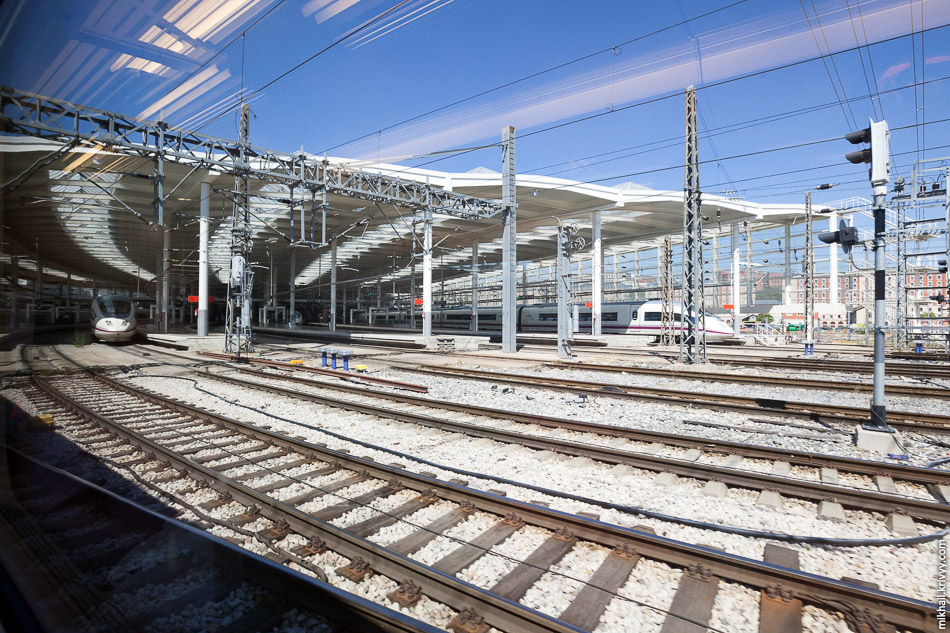 Стеклофото. Вокзал Мадрид Пуерто-де-Аточа и поезда AVE Class 103 (Siemens Velaro E).