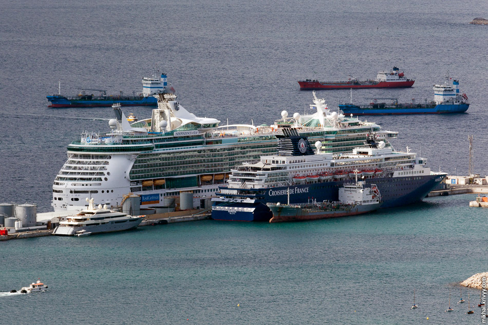 Independence of the Seas (Royal Caribbean) и MV Horizon (тот что поменьше, Pullmantur Cruises).