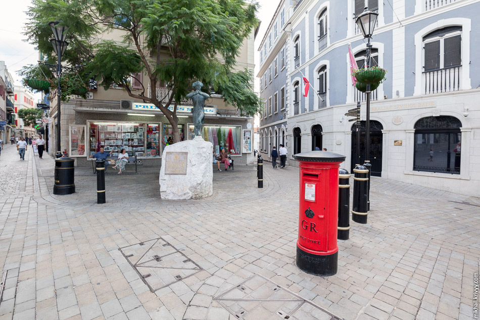 A Victorian Post Box of standard 1887 UK design на Main street.