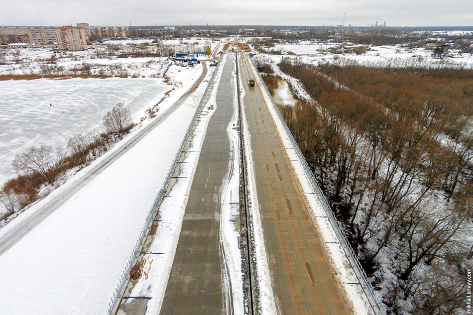 Строители уже пользуются мостом по прямому назначению - возят грунт и песок. Вид в сторону улицы Большой Санкт-Петербургской.