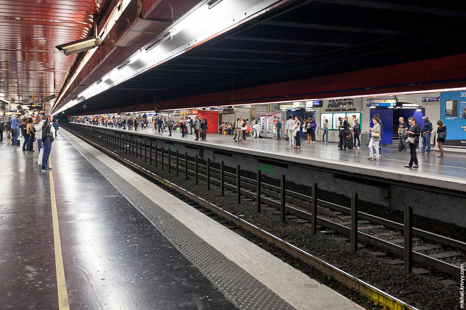 После коротких станций метро (75-110 метров) станции RER кажутся просто бесконечными (250 метров).  Линия RER A.