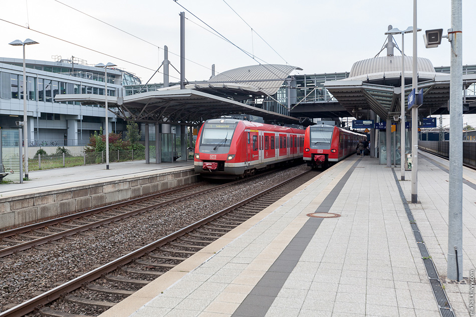 Слева городская электричка S1 "Рейн-Рур" Дортмунд - Золинген (S-Bahn Rhein-Ruhr), справа региональные поезд RB 35 "Der Weseler" Эммерих-на-Рейне - Кёльн.