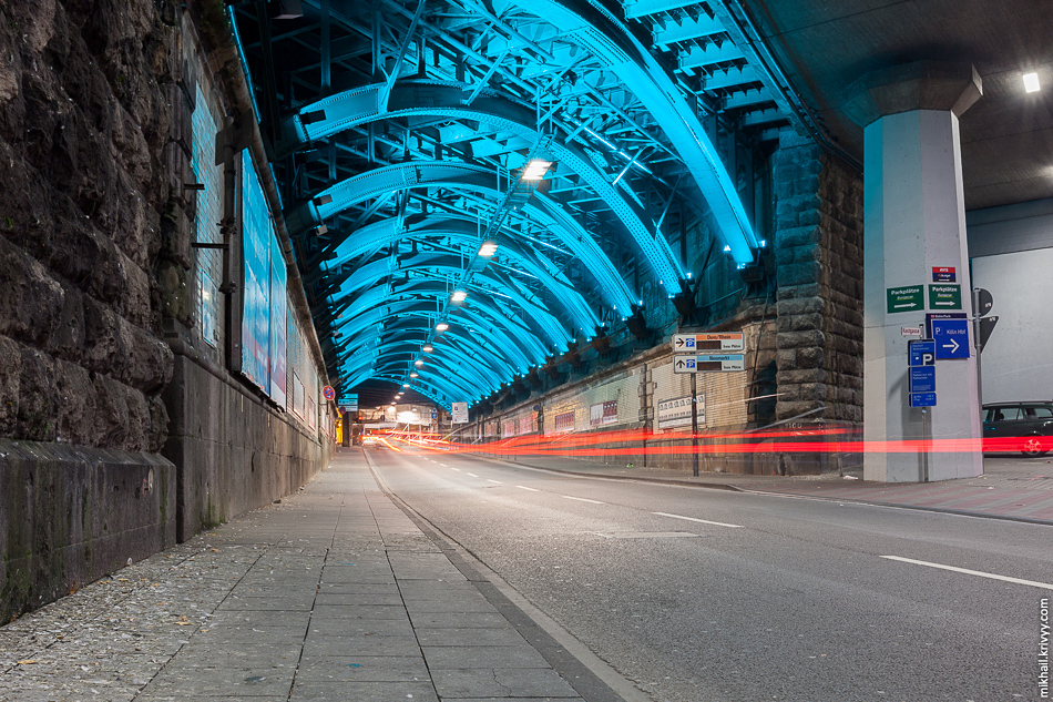 Подсветка моста Гогенцоллернов в одном из многочисленных проездов.