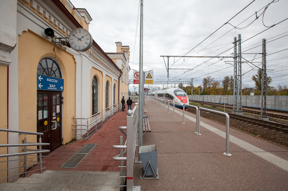 А это платформа №1 и выход из вокзала. Тут останавливается все что идет по главному ходу Санкт-Петербург - Москва, а том числе и "Сапсаны".
