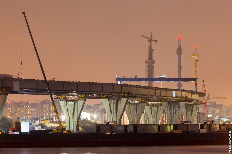 Строительство вантового моста через Петровский канал. Высота пилонов -125 метров.