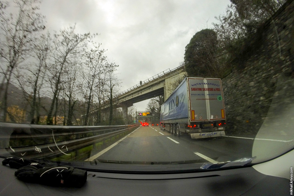 Горный участок автомагистрали A7 на подъезде к Генуе.