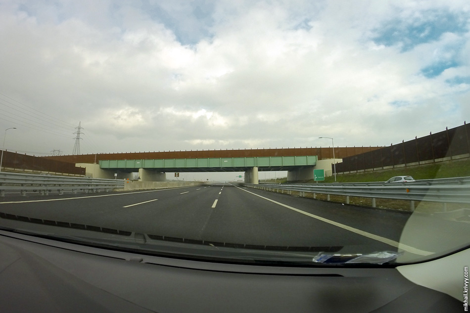 Типичная итальянская автомагистраль имеет по три полосы движения в каждую сторону.