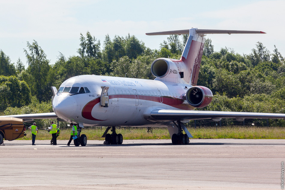 Як-42 "Саратовских авиалиний" в аэропорту Пскова.